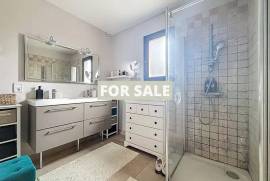 Detached House with Lovely Swimming Pool