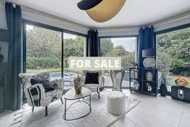 Detached House with Lovely Swimming Pool