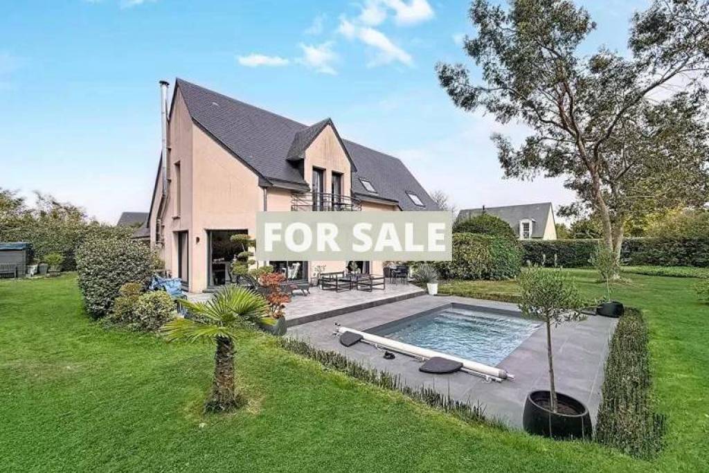 Detached House with Lovely Swimming Pool