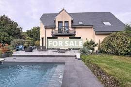 Detached House with Lovely Swimming Pool