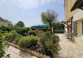 Main House and Guest House on the Banks of the Dordogne River