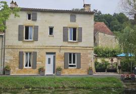 Main House and Guest House on the Banks of the Dordogne River