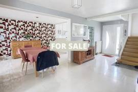Single Storey Detached Villa With Garden