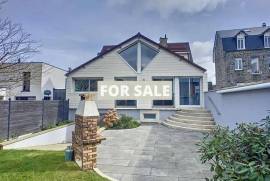 Single Storey Detached Villa With Garden