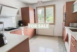 Single Storey Detached Villa With Garden