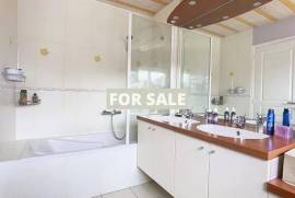 Single Storey Detached Villa With Garden