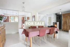 Single Storey Detached Villa With Garden