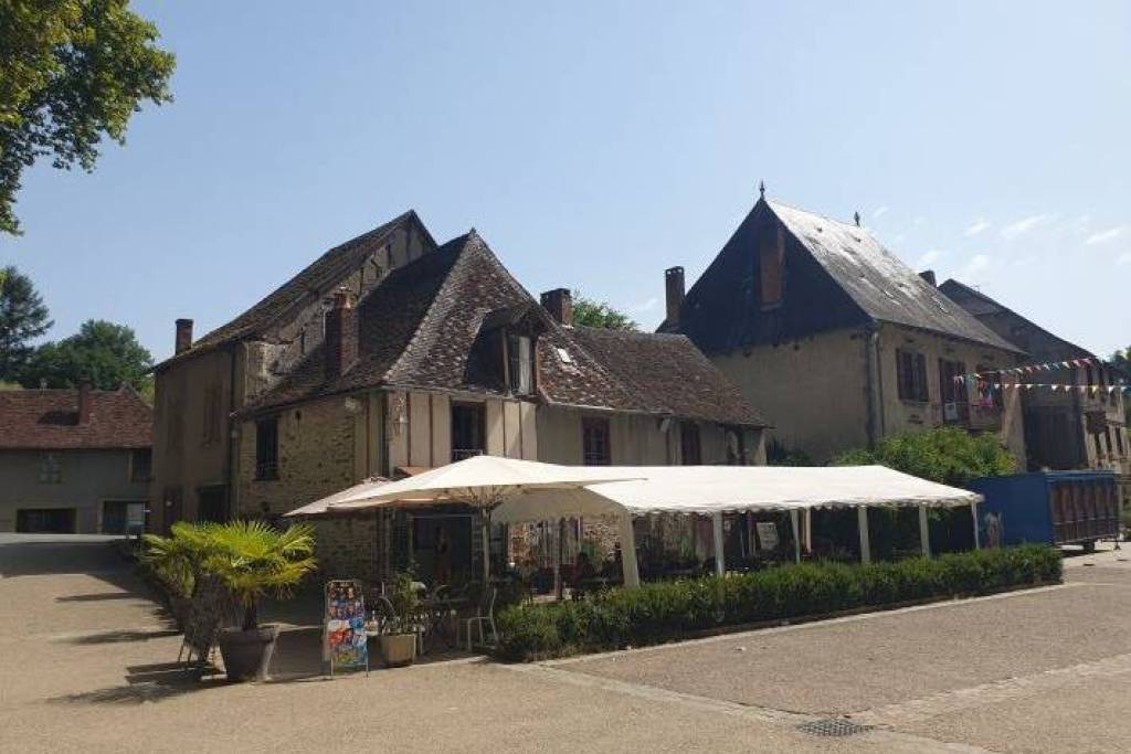 Property with Freehold Business in Lovely Location