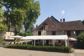 Property with Freehold Business in Lovely Location
