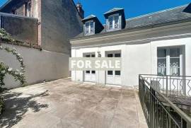 Period Property by the Coast with Lovely Garden