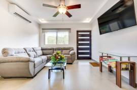 Jacarandas 15: Modern 3-Bedroom Townhome Minutes from Tamarindo!
