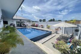 Sunset Views: 5 Bedroom Villa in absolutely superb condition