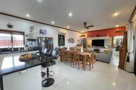 Sunset Views: 5 Bedroom Villa in absolutely superb condition