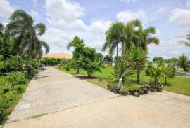5 Bedroom House On Large Land Plot