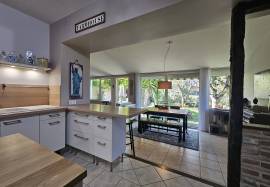 Ravissante Ancienne maison de village renovee, avec garage et jardin. Ravissante Ancienne maison de village renovee, avec garage et jardin.