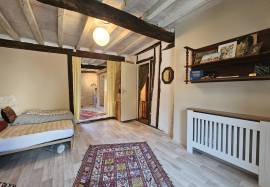 Ravissante Ancienne maison de village renovee, avec garage et jardin. Ravissante Ancienne maison de village renovee, avec garage et jardin.