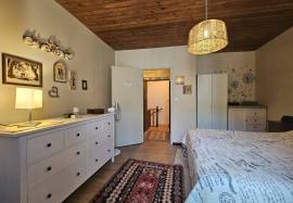 Ravissante Ancienne maison de village renovee, avec garage et jardin. Ravissante Ancienne maison de village renovee, avec garage et jardin.