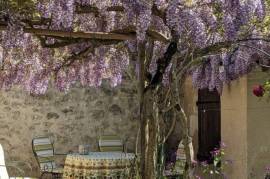 Ravissante Ancienne maison de village renovee, avec garage et jardin. Ravissante Ancienne maison de village renovee, avec garage et jardin.