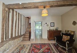 Ravissante Ancienne maison de village renovee, avec garage et jardin. Ravissante Ancienne maison de village renovee, avec garage et jardin.