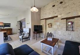 Ravissante Ancienne maison de village renovee, avec garage et jardin. Ravissante Ancienne maison de village renovee, avec garage et jardin.