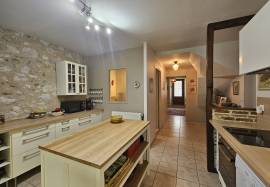 Ravissante Ancienne maison de village renovee, avec garage et jardin. Ravissante Ancienne maison de village renovee, avec garage et jardin.