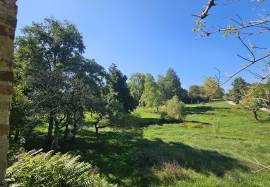 Ravissante Ancienne maison de village renovee, avec garage et jardin. Ravissante Ancienne maison de village renovee, avec garage et jardin.