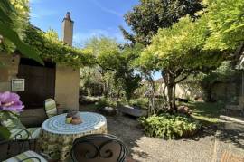 Ravissante Ancienne maison de village renovee, avec garage et jardin. Ravissante Ancienne maison de village renovee, avec garage et jardin.