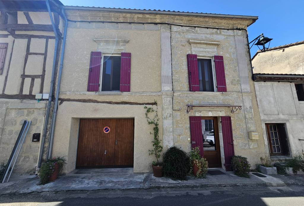 Ravissante Ancienne maison de village renovee, avec garage et jardin.