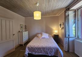 Ravissante Ancienne maison de village renovee, avec garage et jardin. Ravissante Ancienne maison de village renovee, avec garage et jardin.