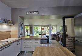 Ravissante Ancienne maison de village renovee, avec garage et jardin. Ravissante Ancienne maison de village renovee, avec garage et jardin.