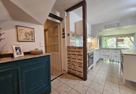 Ravissante Ancienne maison de village renovee, avec garage et jardin. Ravissante Ancienne maison de village renovee, avec garage et jardin.