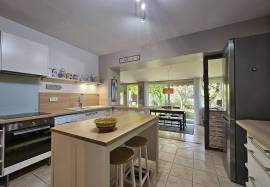 Ravissante Ancienne maison de village renovee, avec garage et jardin. Ravissante Ancienne maison de village renovee, avec garage et jardin.