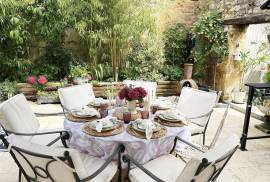 Charmante Propriete en Pierre a Deux Pas des Commerces, dans une Bastide de Prestige