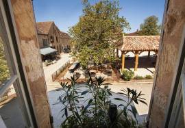 Charmante Propriete en Pierre a Deux Pas des Commerces, dans une Bastide de Prestige