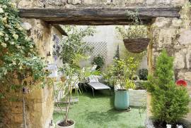 Charmante Propriete en Pierre a Deux Pas des Commerces, dans une Bastide de Prestige