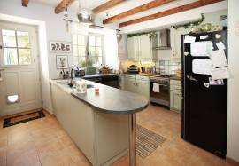 Charmante Propriete en Pierre a Deux Pas des Commerces, dans une Bastide de Prestige