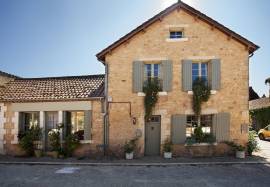 Charmante Propriete en Pierre a Deux Pas des Commerces, dans une Bastide de Prestige