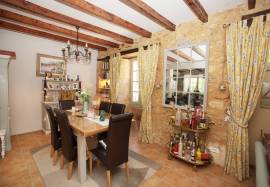 Charmante Propriete en Pierre a Deux Pas des Commerces, dans une Bastide de Prestige