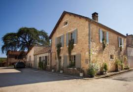 Charmante Propriete en Pierre a Deux Pas des Commerces, dans une Bastide de Prestige