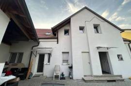 Building with 4 Apartments For Sale in Wilhelmsburg