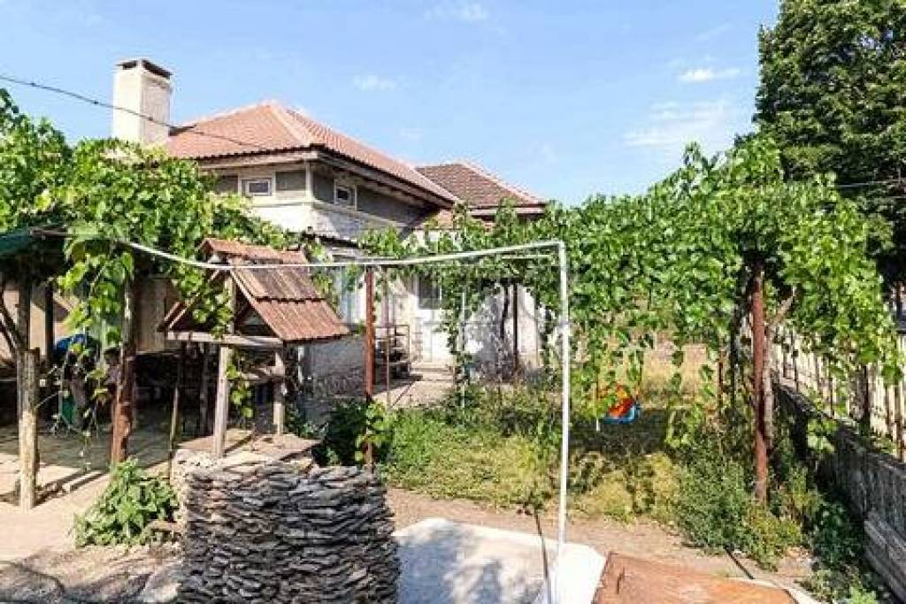 Cozy One-Storey House with Spacious Plot Near the Sea