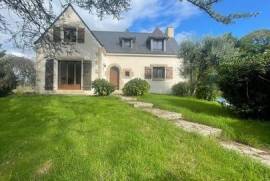 Maison régionale, rénovée, exposée sud avec grand jardin.