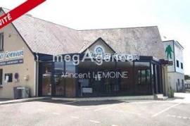 Local commercial avec parking à proximité de L'A84