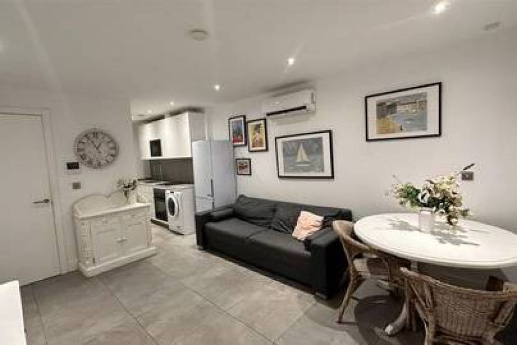 Stunning 1 bedroom apartment in Arengos Gardens, Gibraltar