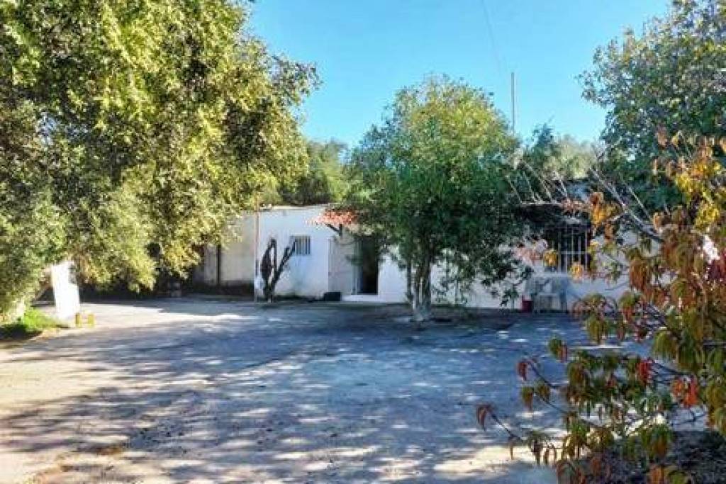 Casa abitabile con ulivi e vista sulle montagne a 15 km dal mare a Papagiannades, Sitia.