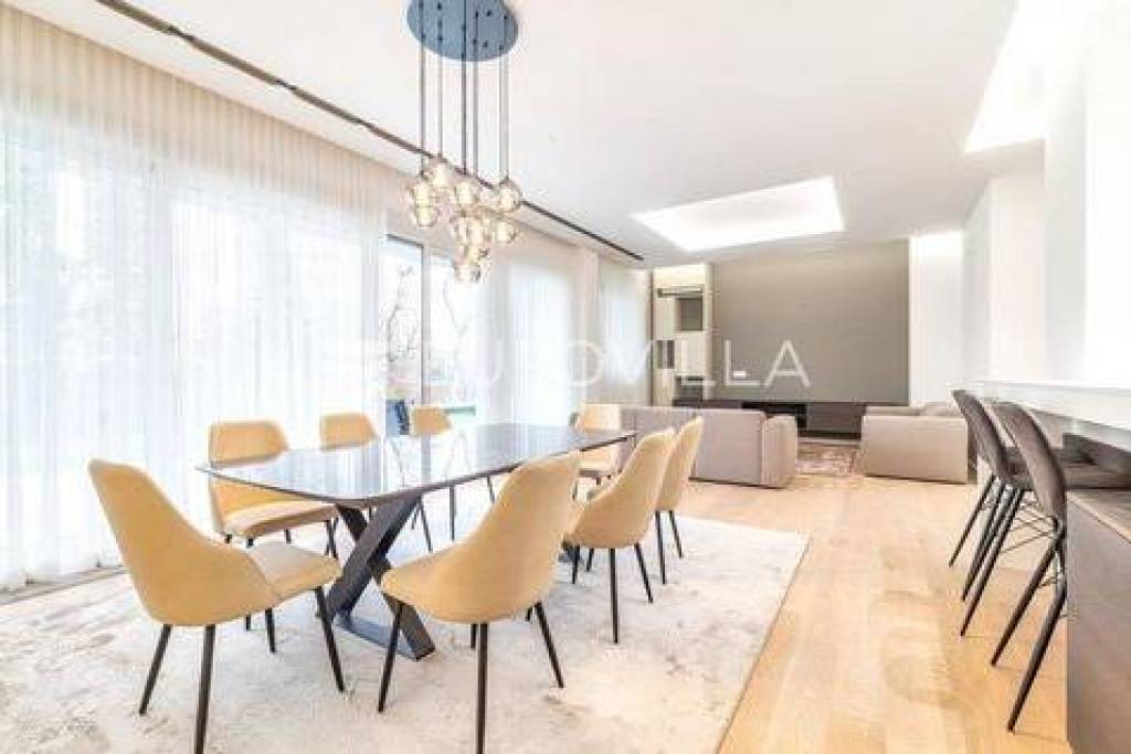Tuškanac luxury 4 bedroom apartment with garden