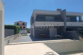 Novigrad, Maison jumelée avec piscine