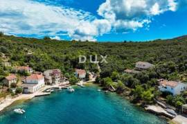 DUGI OTOK - building land first row to the sea