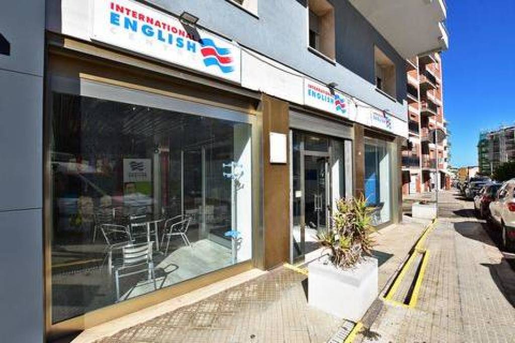 Locale commerciale con 3 vetrine – Via Rockefeller / Viale Italia – Sassari