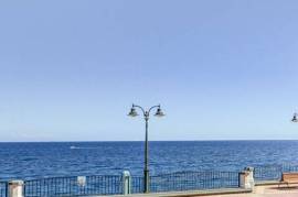 Attractive Seafront Apartment
